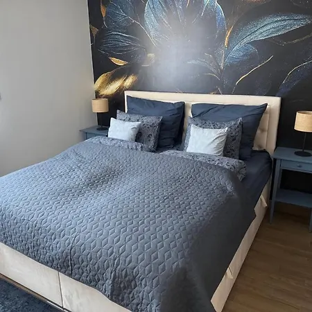 Elegancka Husarska Валбжих